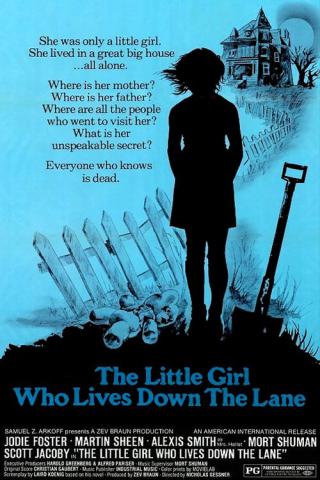 Девочка, живущая вниз по переулку (1976)